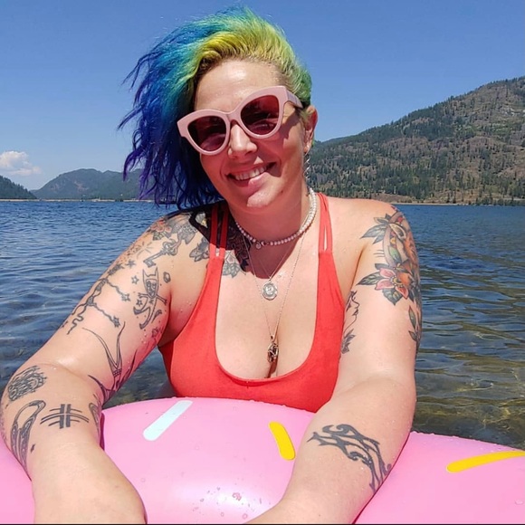 Meet your Posher, Stacie - Picture 3 of 6